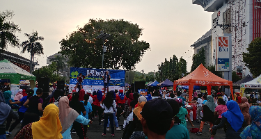 Peserta mengikuti gerakan senam PHRDay