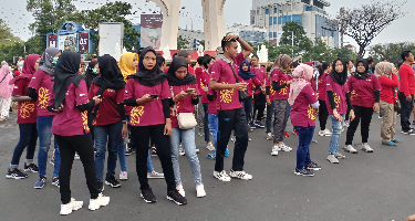Peserta didik LPP grawis dalam senam PHRDay di CFD simpanglima