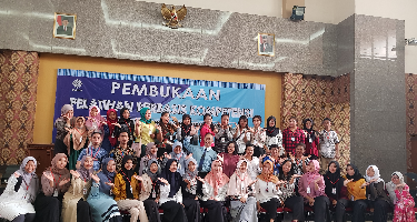 mentor dan peserta ber foto bersama seusai kegiatan